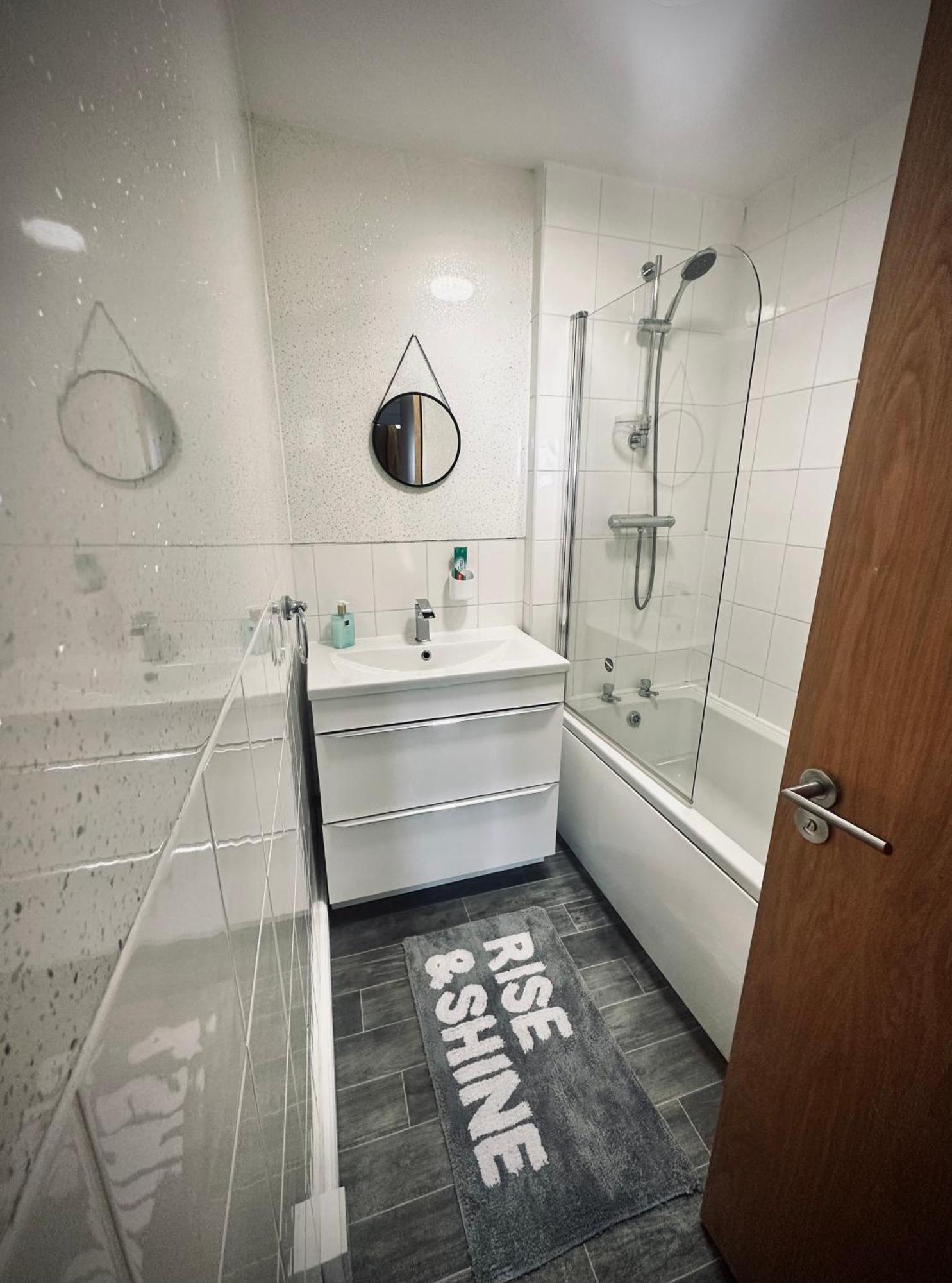 Unique View Of Anfield Stadium - Charming 2 Bedroom Apartment In Liverpool With Parking المظهر الخارجي الصورة